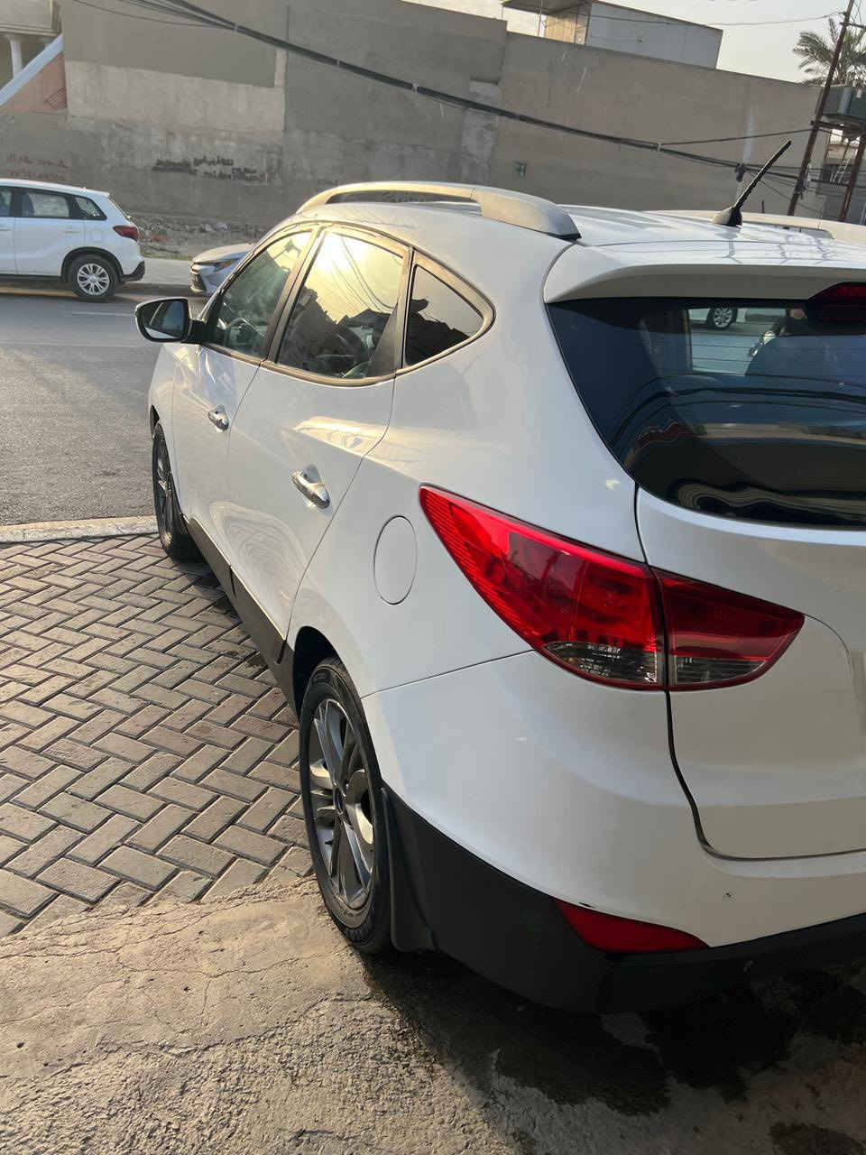 سيارة توسان موديل 2015
لون ابيض خليجي
محرك 2000
كير ومحرك فول منضومه تبريد جديدة 
كهربائيات كلها شغالة 
بيها صبغ  3 قطع ابيعلك احزام 
سنوية منتهية +رقمها الماني 
مكان بغداد بعيثة
رقم /***********
السعر/138وبي مجال
