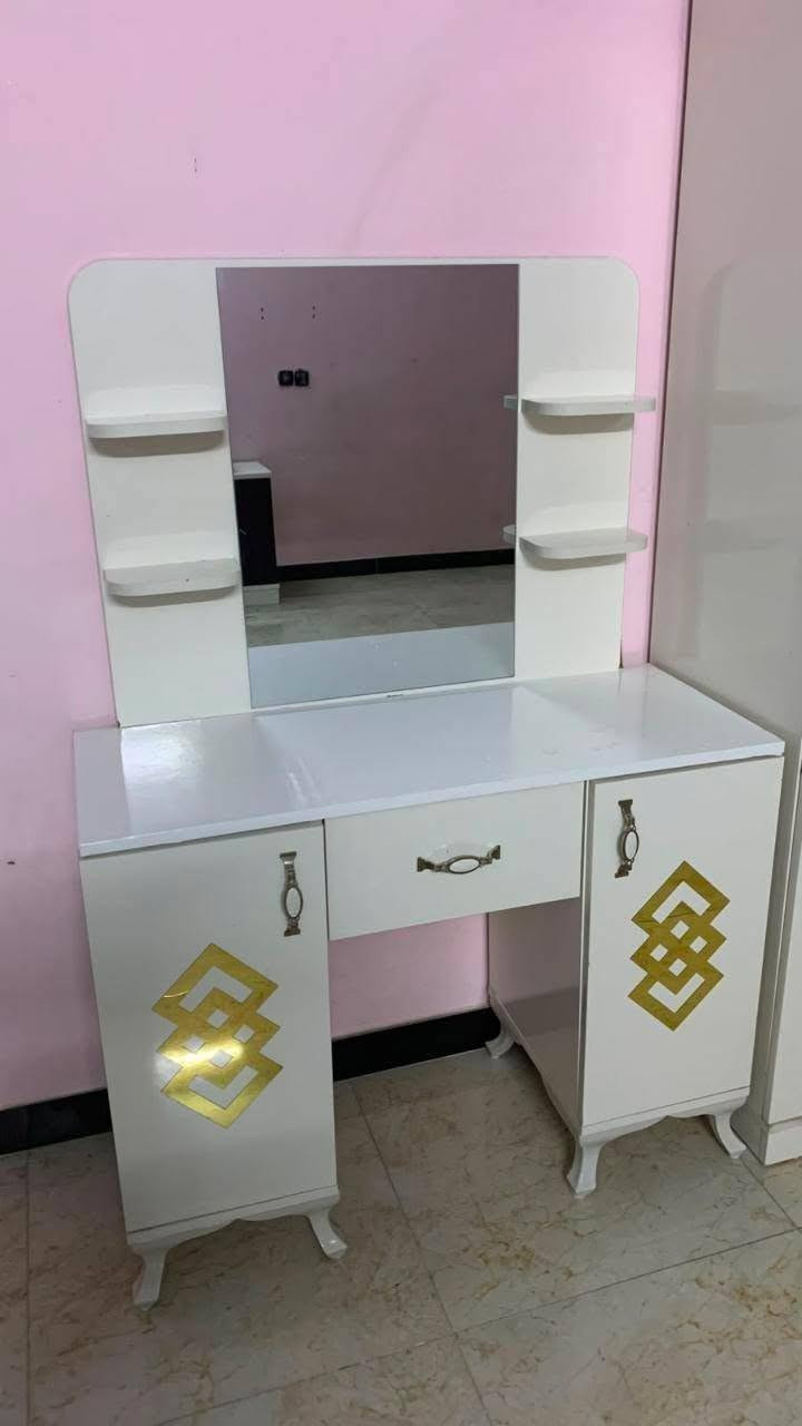 ميز مرايه للبيع اخو الجديد نظيف كلش سعر ١٠٠ وبي مجال  للشراي واتساب هذا رقم ***********
