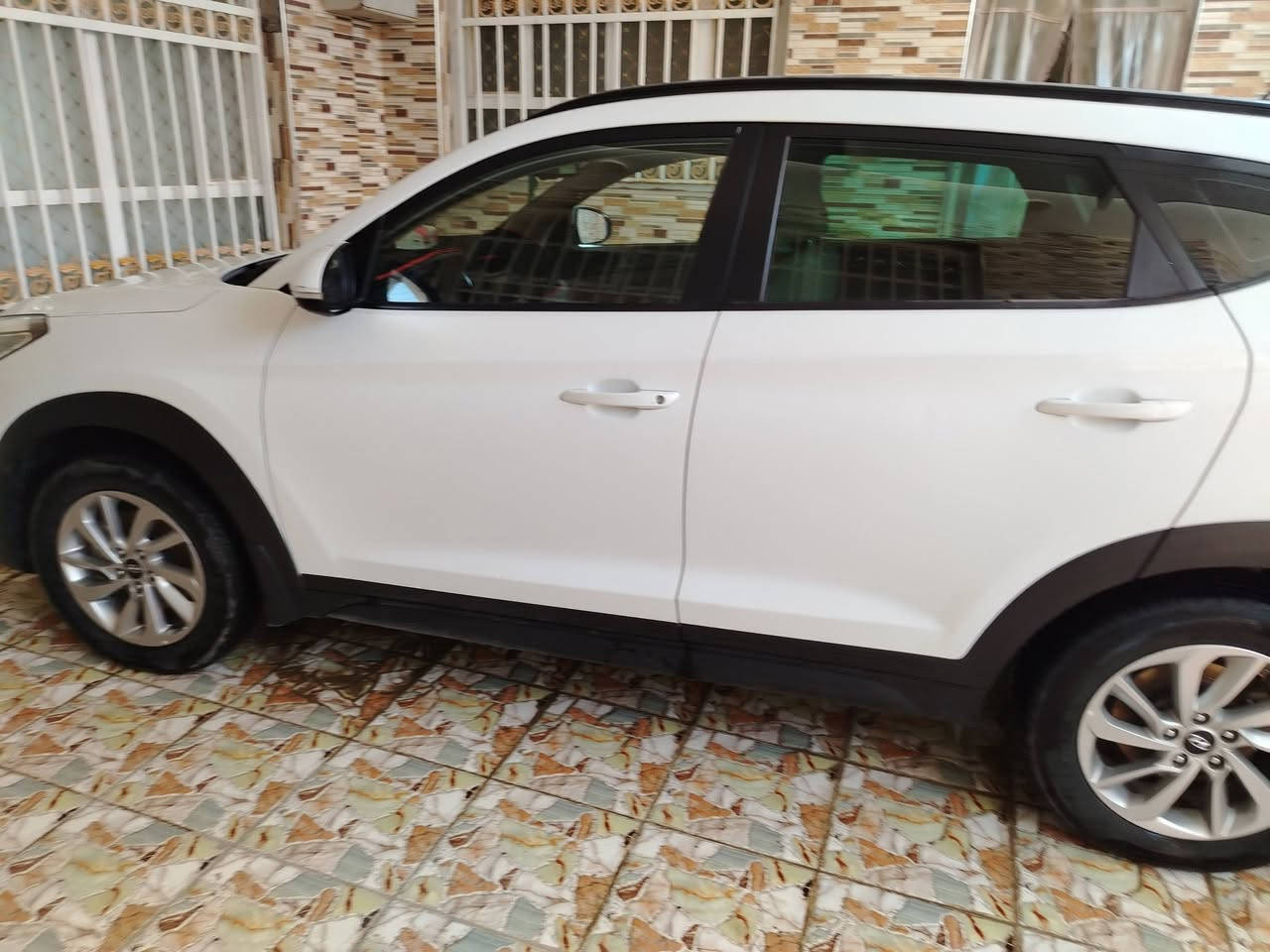 السلام عليكم ورحمة الله........
توسان 2016  رقم كربلاء باسمي تحويل مباشر رقم إنكليزي محرك 2000 اقتصادي ماشية 150 الف حقيقي  تبريد شغال سنوية بنهاية 2027 موجود سونار عدد 2 

مكان السيارة حله حي نادر2 

السعر 180  وبيها مجال قليل الشراي 

موجود خاص مفتوح 

واتساب على هذا الرقم 

***********
