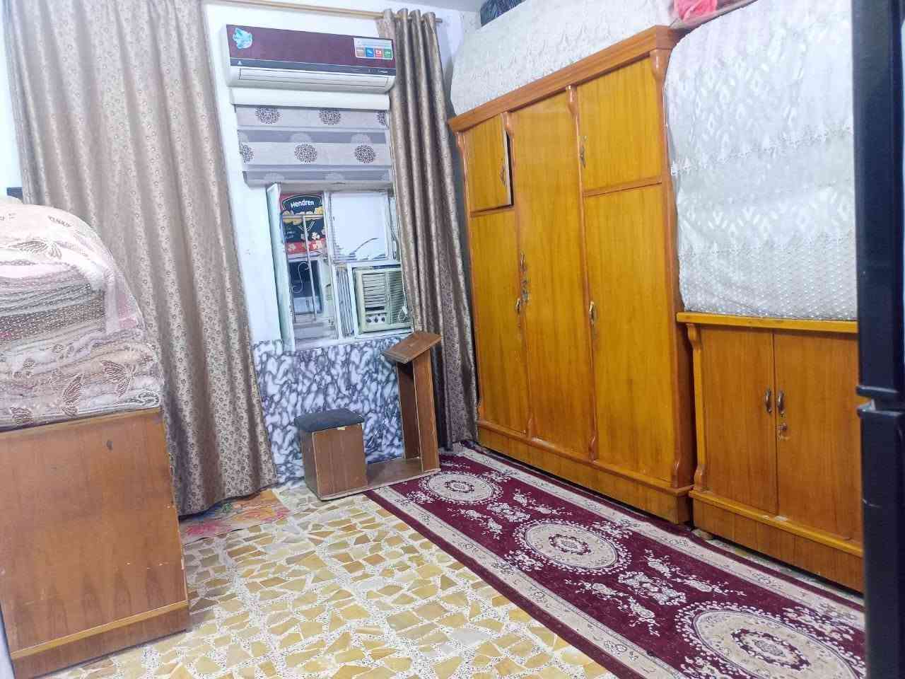 السلام عليكم من رخصة الادمن بيت مساحة 150 متر طابق ونص واجهة 8.. بناء مسلح نظيف صرف طابو  (أم الكبر والغزلان) بدايتها فرق فرع على الشارع العام خلف محطة العالمية لغسل وتشحيم السيارات... كدامك الصور وشوفهن غرفه غرفه  اي استفسار على هذه الرقم لان اني مكلف بالنشر
*********** (علي ابو رضا)
