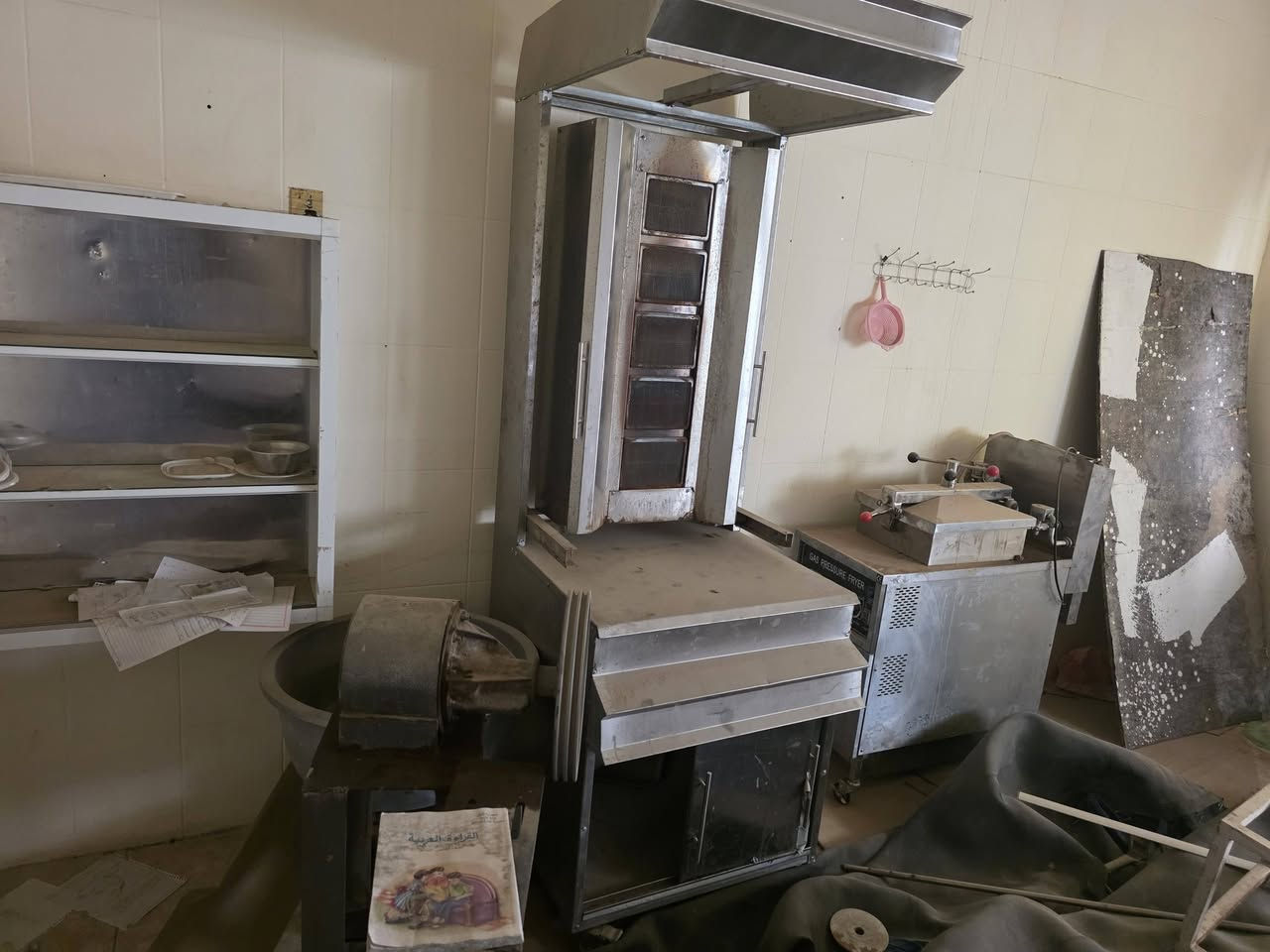 غراض مطعم للبيع
شوايه كص خمس خانات استخدام قليل جدا 
جدر كنتاكي استخدام مرتين فقط 
وعجانه بدون ماطور 
مواعين مقابلات وكاسات انواع وعلب كلينكس طاولات وغراض سفري انواع وغراض مطبخ اشكال 
للاستسفسار ***********
