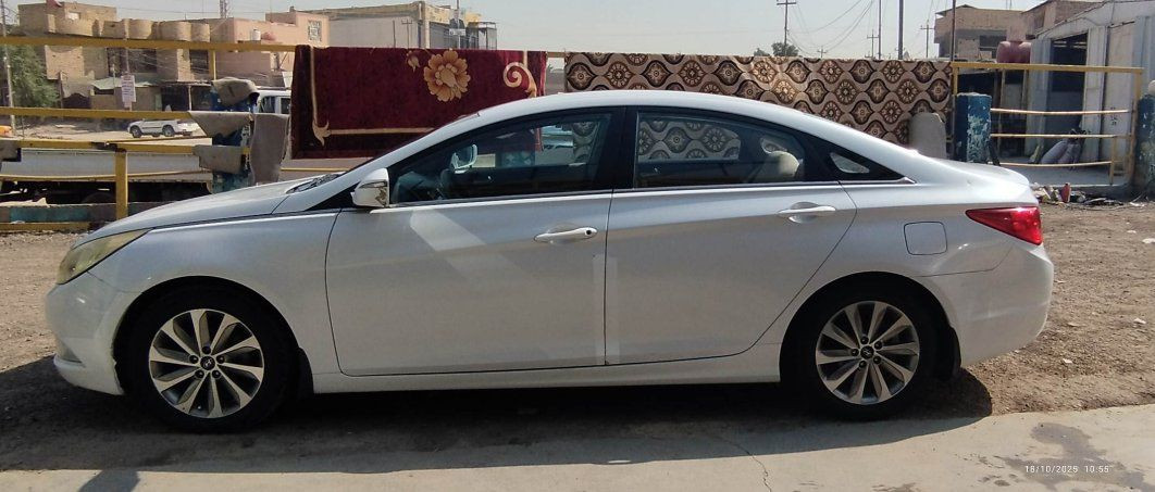 سوناتا موديل 2014 خليجي
مكفولة من الضربه والصبغ والتبديل 
ماشية ١٤٠ الف 
مواصفات /
محرك 2400 
حساسات 
.تحكمات كامل
 .كشنات جلد.
كشنات تدفئه تبريد اماميه خلفيه.
قطعتين تبريد
.ثلاجه بالجكمنجه.
شفتات سرعه .
واكو مواصفات بعد معروفه رقم اربيل .
باسم شركه.
مكانها .ديوانيه مركز 
***********/واتساب متوفر .
