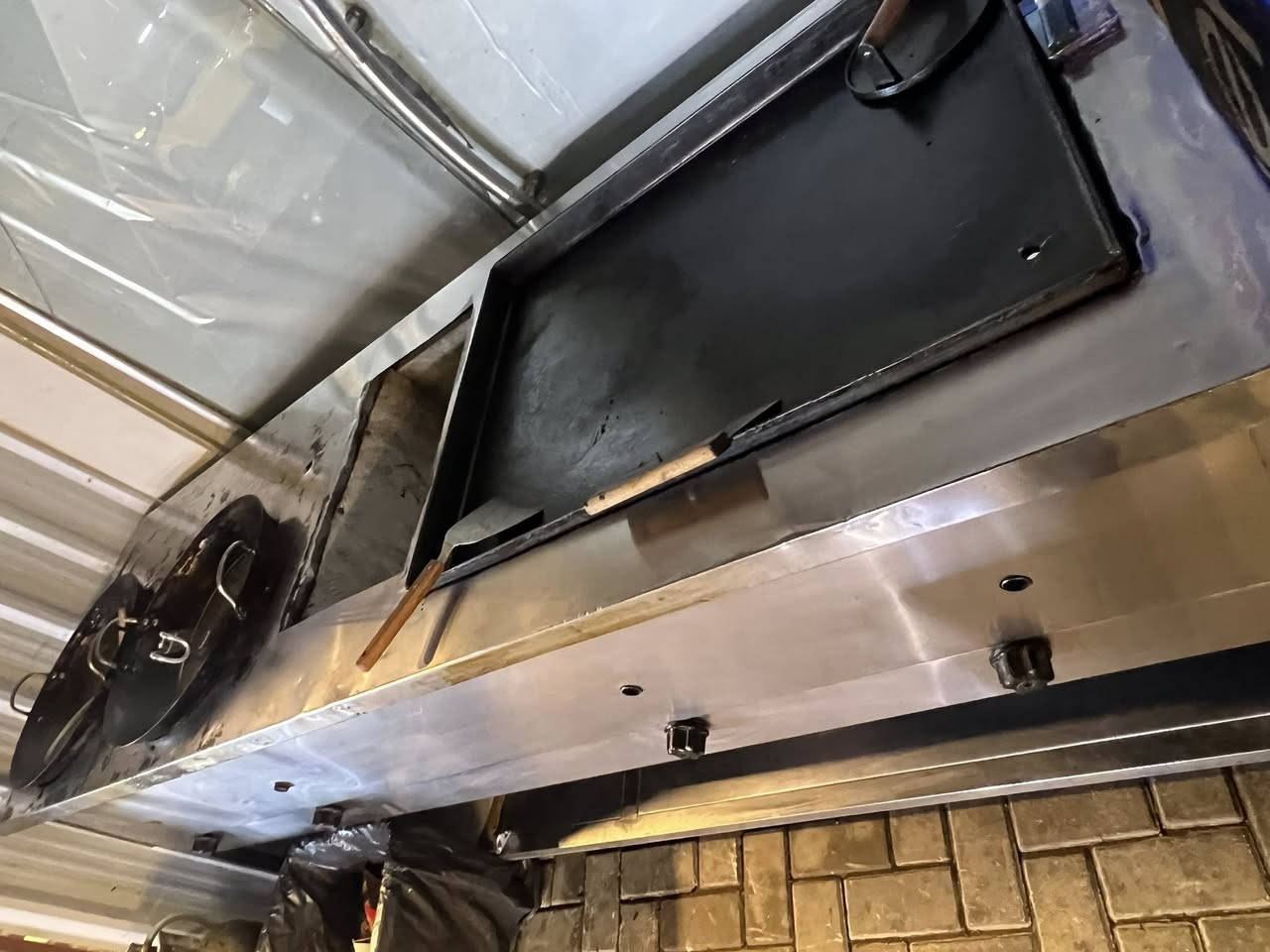 كريل +فتحتين طاوة سل ستيل غذائي شغل ايد ثكيل تجي شوفة اذا معجبك عًفة فشي مرتب ب الاضافة 4عيون طباخ منضومة وحدة يعني قنينة وحدة شغلهن كلهن شي مرتب الله وكيلكم شغل ايد ونضيف نضافة 80%  رقم :*********** واتساب موجود
