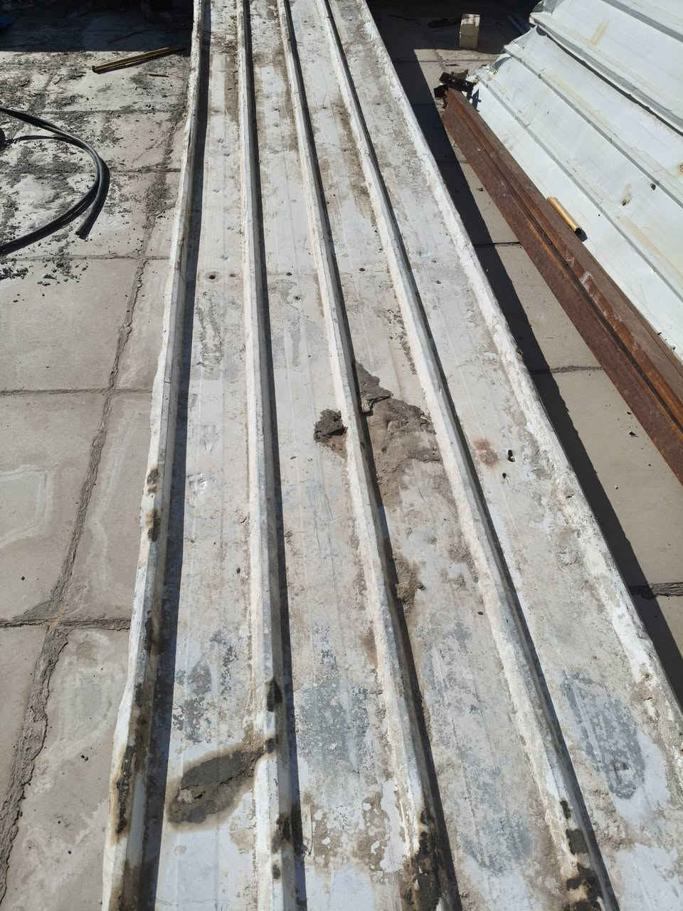 البيع 
درج طول 4متر و20سم
سندويچ مستعمل نظيف
طول 6 متر و50 سم
للتواصل
***********
