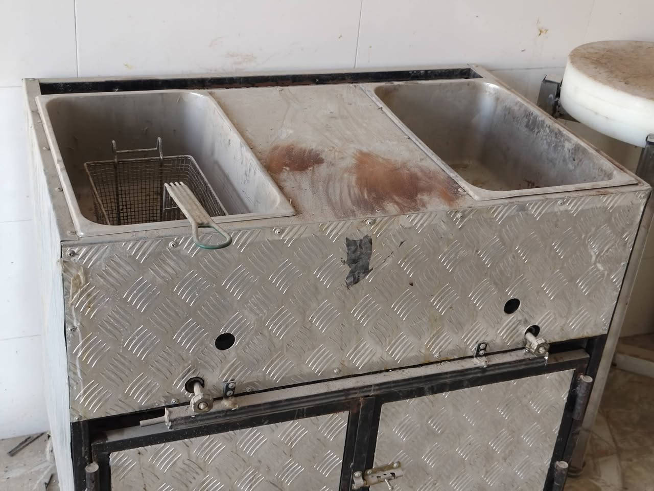 سـلام عليكـم

ادوات مطعم للبيـع ستخدام قليل
..
قلايا فنگر
تخته كصابه لحم
ميز تجهيز طعام
خماره او رفوف بيتزاء معه ماعين تقديم صاج +همبركر + عچانه
مجمده شكل فقط لا تعمل
جنكال كصابه
..
للبيع كلمن وسعره 
اليحب يستفسر
هذا رقمي ***********
