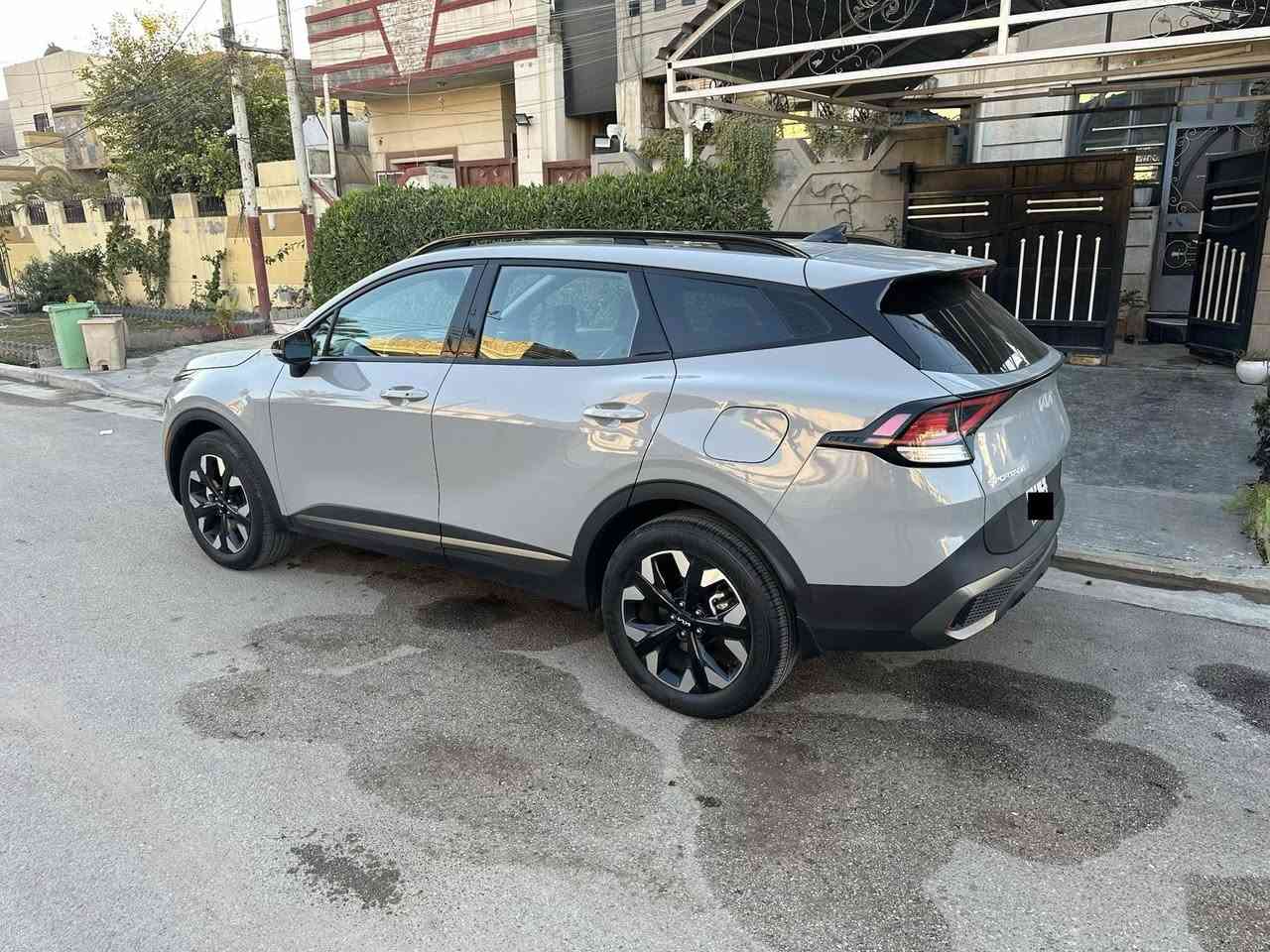 سبورتج 23  امريكي 
-لون اسمنتي سموك 
فئة اكس لاين الفول 
مواصفات  
بانوراما على طول السقف 
بصمة
كشنات جلد 
شاشة متصلة 
صندوق كهرباء 
شحن وايرليس ومنافذ شحن خلفية 
رادار امامي وجانبي 
حساسات 
كرسي سائق كهرباء والكراسي الامامية تدفئة 
هاند بريك دكمة 
ترحيب عند الاقتراب وبصمة دخول ذكي 
تشغيل عن بعد 
4 انظمة قيادة
قطعتين تبريد  
فور ويل 
قيادة ذاتية ( تحديد مسار وتحديد سرعة ) 
توقف ذاتي 
اشاير بالمري 
شاشة لمس متغيرة للتحكم بالميديا والتبريد 
تحكمات فول بالستيرن وبعد بيهة مواصفات 
الضرر : جاملغ امامي ايمن تعديل بارد  والبنيد مصبوغ نصه فقط 
يعني  قطعه وحده صبغ والباقي كله مكفول
 صور الحادث موجودة  وهذا وقم الشاصي 
5XYK6CAF8PG126543

سيارة ماشية حاليا 25 الف  كيلو متر  مرقم بغداد 
سعر 233$ وبيهة مجال بسيط
تواصل  واتساب على الرقم 
ابو يوسف ***********
