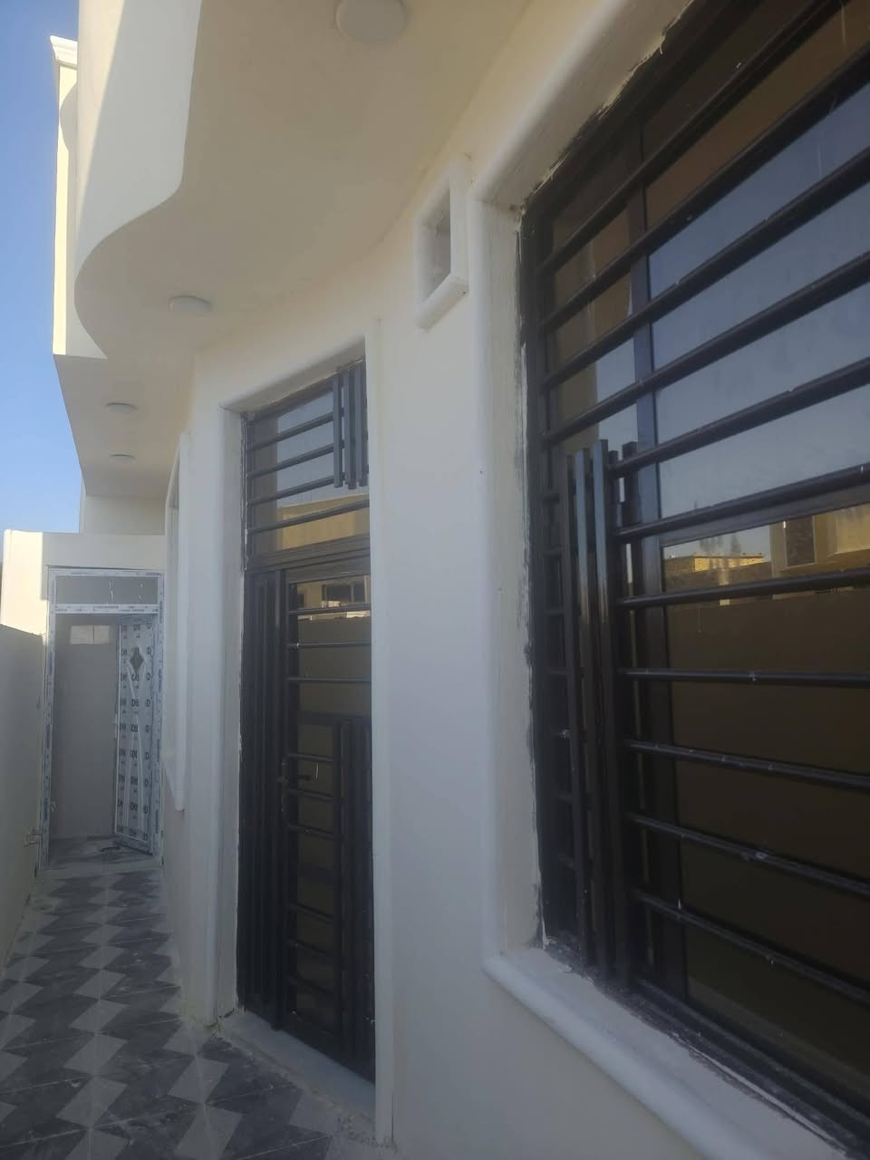 مشتمل للبيع حي حكيم شارع الوائليه  نهايه شارع صب كله 100متر مربع غرفه نوم وصاله ومطبخ واستقبال مرقم من بلديه حديث جاهز للسكن كهرباء بوري نضام سبالت تقطير الاتصال على الرقم ***********
