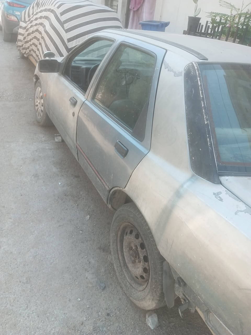 لبيع فورد موديل 90  سيارة مكينه جديدة تخم تاير صدر جديد وكاله عامه السعر 9 ورقات وبيها مجال عوزها دعاميه خلفيه والكشر كدامك ترايك لبصرة رقمي ***********او ***********
