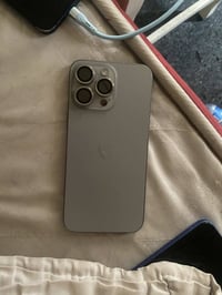 ايفون ١٥ برو ماكس • تيتانيوم • نقطه بالشاشة