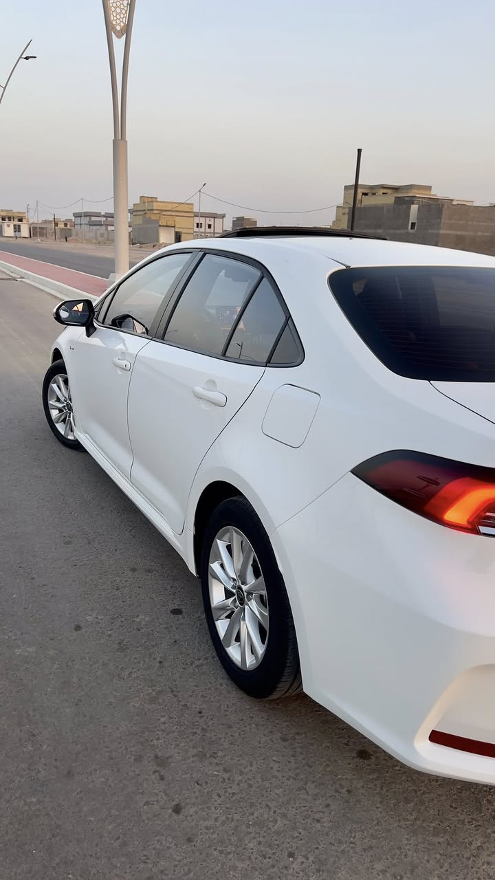 السلام عليكم
كورلا هايبرد تجميع صيني فول مواصفات وعلى وضع الشركه

المواصفات الاساسية

* محرك 1.8 لتر 4 سلندر Hybrid
* نظام هايبرد الجيل الخامس من تويوتا
* ناقل حركة E-CVT
* دفع أمامي FWD

المواصفات الخارجية

* مصابيح أمامية LED
* إضاءة نهارية LED
* مصابيح ضباب أمامية
* فتحة سقف كهربائية (موجودة بسيارتك)
* مرايا كهربائية مع إشارات جانبية
* جنوط ألمنيوم 16 إنج
* كاميرا خلفية

المواصفات الداخلية

* تشغيل بصمة Push Start
* دخول ذكي Smart Key
* شاشة وسطية كبيره تدعم Apple CarPlay
* تحكم من المقود
* مكيف أوتوماتيك
* 6 سماعات
* عدادات رقمية

أنظمة الأمان

* ABS
* VSC (مانع الانزلاق)
* Traction Control
* Hill Start Assist
* عدة وسائد هوائية
* Toyota Safety Sense
    * رادار أمامي
    * تحذير خروج عن المسار
    * مثبت سرعة راداري
    * فرملة طوارئ تلقائية
    * قراءة إشارات الطريق

رقم بصره بأسمي
ماشيه 18 الف 
سعر السياره: 166 ورقه
اتصل: ***********
