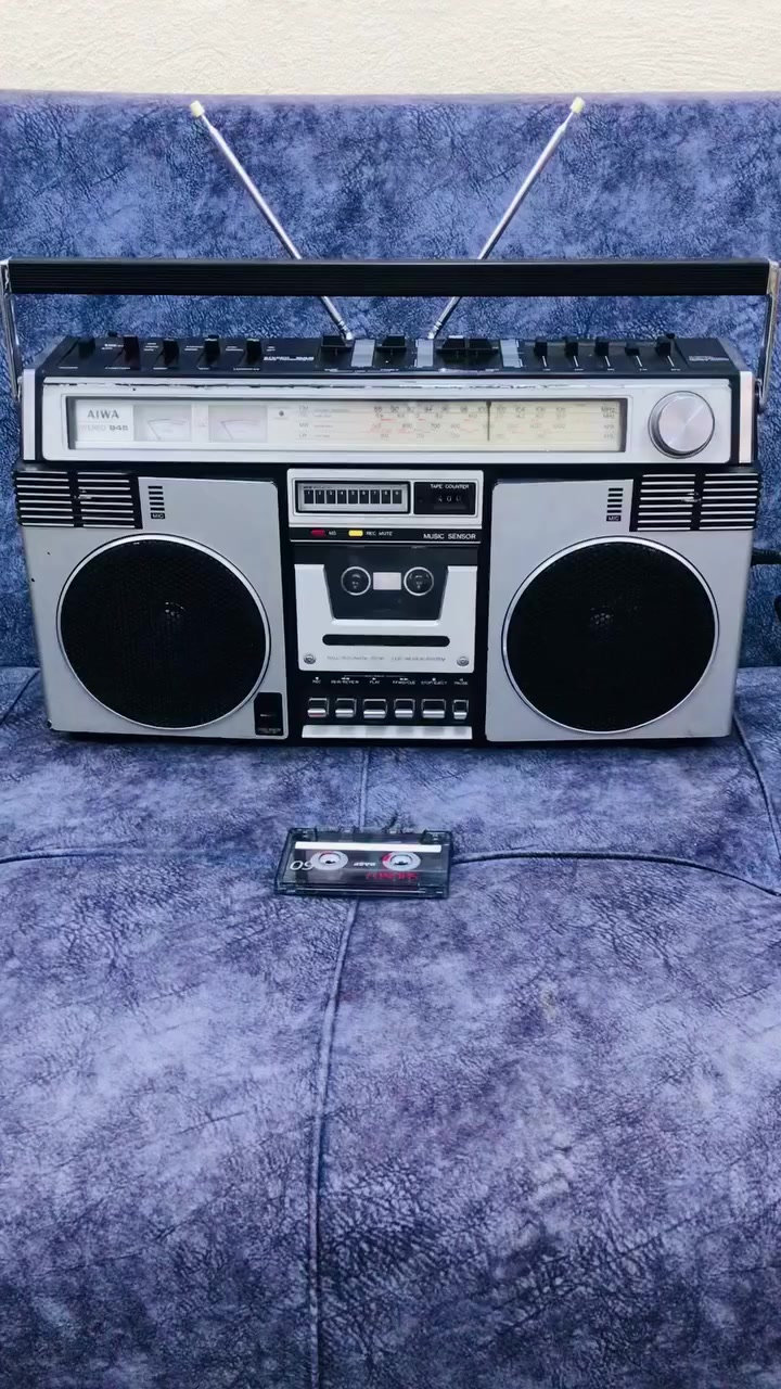 للبيع تحفة من AIWA اليابان
AIWA-945-Japan-1976 🇯🇵
نظافة الجهاز 95 % على شركة 
نظام راديو FM / MW / SW / LW 
كهرباء 220 V + بطاريات عدد 8 كبير 
نظام كيجات لمستوى الصوت 
مؤشر ضوئي للتسجيل 
مخارج  2  للسماعات الخارجية 
نظام دبل هوائي لتقوية المحطات 
عرض 47 سم  ارتفاع 26 سم 
وزن ثقيل ما يقارب 7 كيلو 
للاستفسار اكثر مراسلة الصفحة 
وات ساب *********** اتصال ☎️
