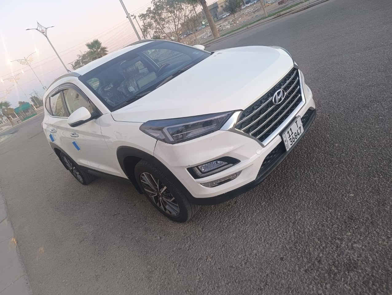 السلام عليكم ورحمة الله وبركاته
للبيع: هيونداي توسان الرقم بغداد خليجي موديل 2020
المواصفات:
 • محرك 2000 
 • حساسات أمامية وخلفية
 • تشغيل بصمة مع دخول ذكي
 • مرايا جانبية كهربائية قابلة للطي
 • تحكم بالستيرن
 • تبريد قطعتين (أمامي وخلفي)
 • كاميرا خلفية
 • مثبت سرعة
•العنوان : كربلاء  
. السعر 188
 الاتصال:***********
