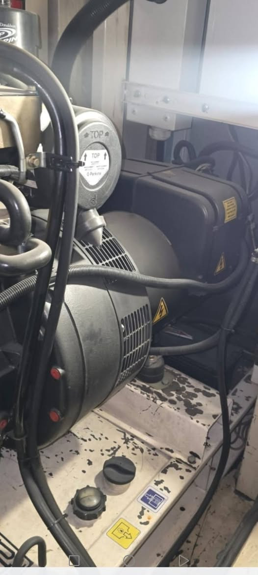 مولدة بيركنز ٦٠كيفي كاتم ٣بستم سوبر نظيفه جدا سيت بلادي للبيع بغداد ***********
