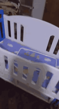 سرير طفل هزاز نضيف اخو الجديد السعر ١٢٠ للاستفسار الاتصال بالرقم *********** او خاص
