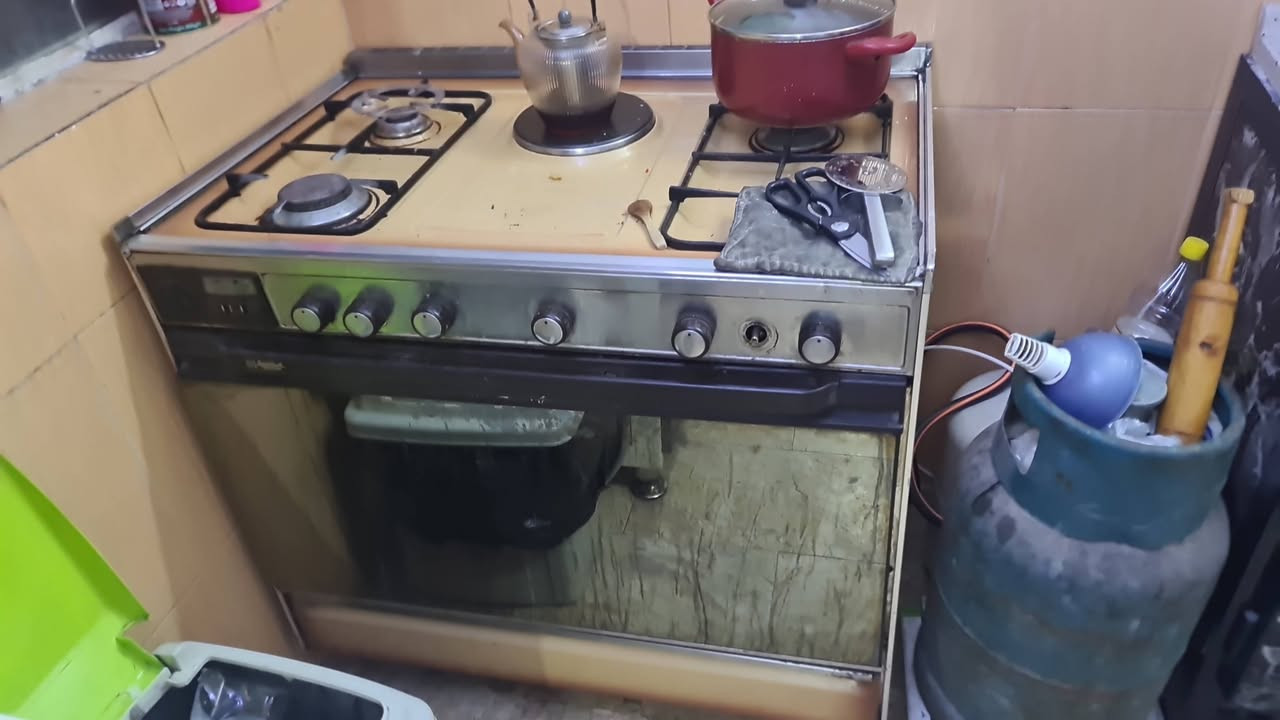 أغراض مطبخ للبيع نظيفه جدا تتضمن رف وكاونتر المنيوم وكذلك سنك وطباخ نوع عشتار  ...الاتصال على الهاتف 
*********** مكاني البنوك
