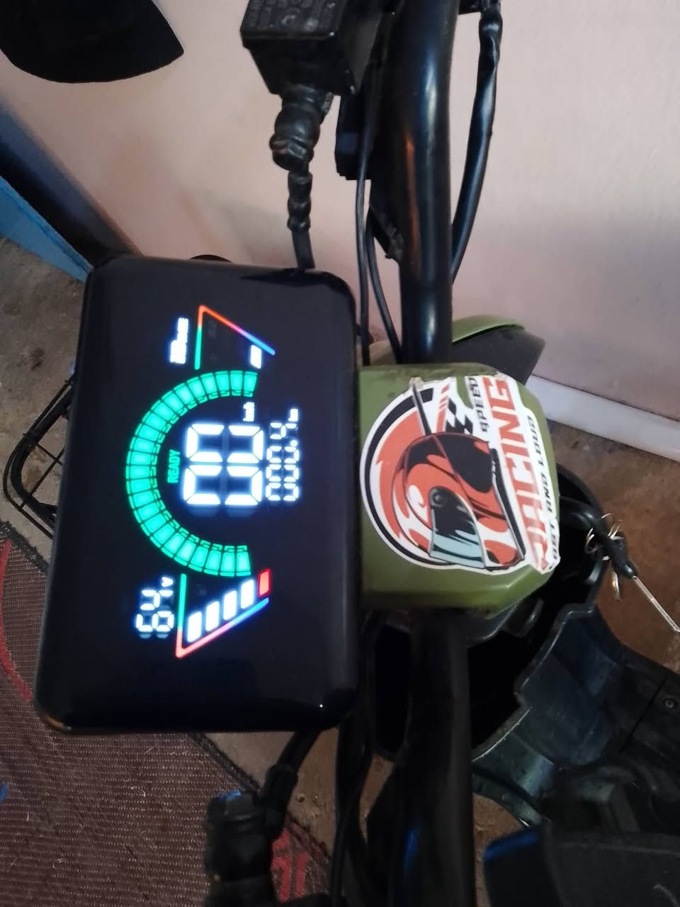 السلام عليكم 
دراجة ار 8 
5 بطاريات كبار 
دراجه نضيفه 
السعر وبقيه مواصفات خاص
