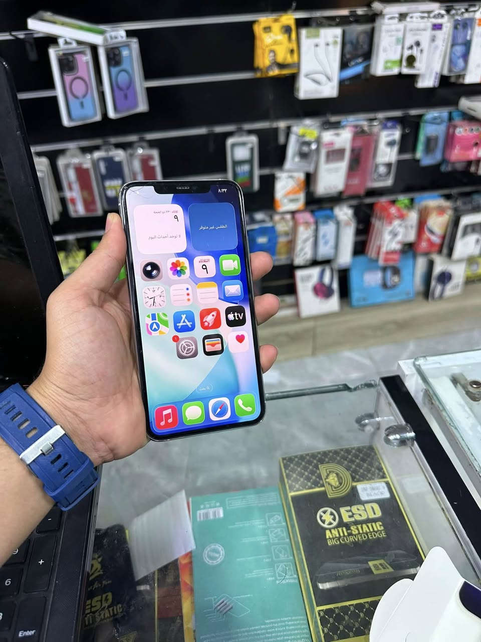 سلام عليكم❤️
📱 للبيع iPhone 11 Pro Max

* الذاكرة: 256GB
* البطارية: 73% 🔋
* الجهاز: كله شغال 100% (نت – صوت – اتصال)
* الحالة: نظيف جدًا ✨
* ملاحظة: الشاشة بيها فطور بسيطة جدًا وما تأثر على الاستخدام
* الجهاز بلادي (ما مبدل أي قطعة)

📍 الموقع: بغداد – مدينة الصدر
💰 السعر: 250 قفل

📞 للجادين فقط: ***********
