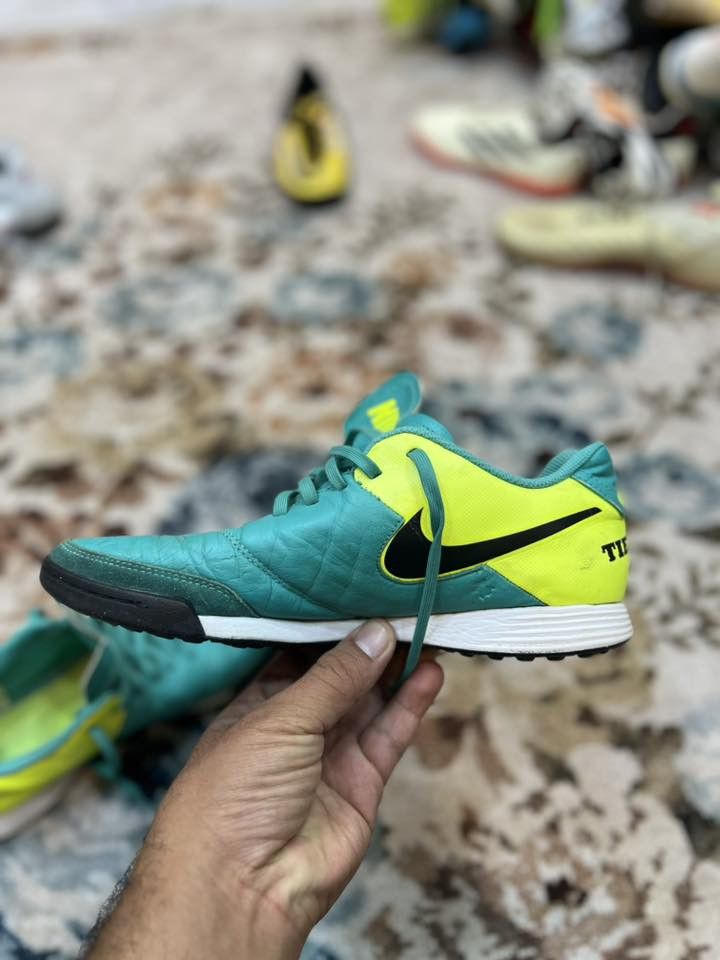 نايك تنبو اصلي فيتنامي 
نظافه فول
قياس 43
تخفيضات 
40الف مع التوصيل 
للحجز ***********
