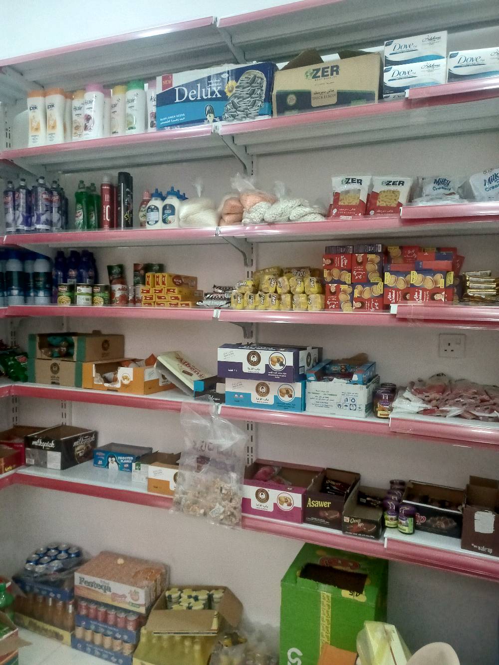 محل اسواق للايجار دخلا اليومي من 85 الى140التجهيزات: المحل يحتوي على ثلاجات عرض (كوكاكولا، بيبسي، وغيرها) بحالة ممتازة، تجميد، ورفوف نظامية مرتبة كاملة.
البضاعة: متوفرة ومقسمة (مواد غذائية، منظفات، ألبان، ومستلزمات يومية).
الترتيب: المحل نظيف جداً، إنارة ممتازة، وأرضية مرتبة مع باب نظامي واسع.
الموقع: العبيدي - (قرب مدرسة سلام الكناني ملاحظة: المحل "لقطة" للي يريد يستلم ويشتغل مباشرة بدون تعب التأسيس.