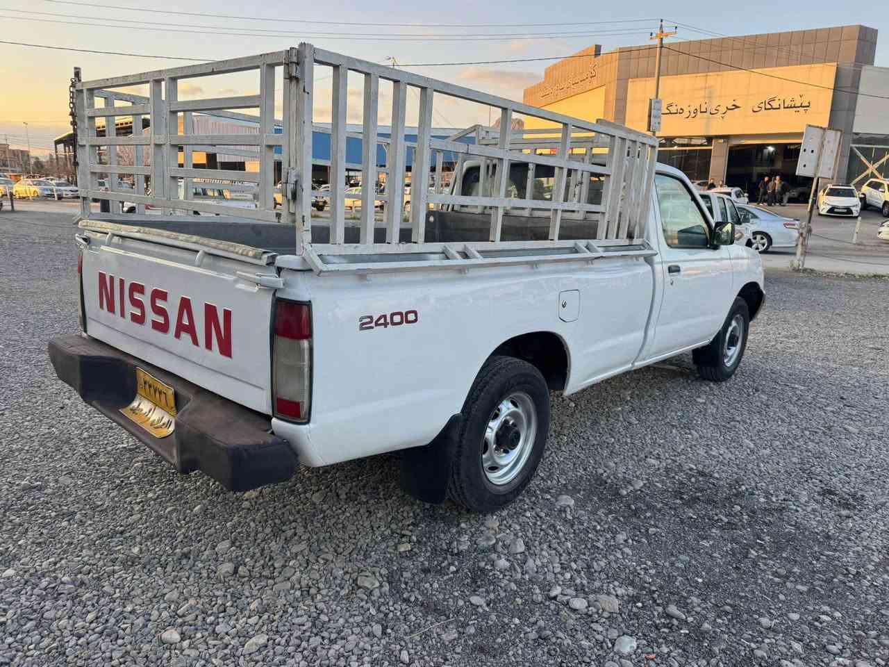 نيسان پيكاب موديل ٢٠٠١ تاك قمارة تةبريدة و پاوةر نية
سةنةوى بةسةرچووة هيچ مةسرةفى نية 
تايةكانى تازةن ناو بودى و چةمچةى تازةية 
سةيارةكة ١ پارچةو ٢ پةلة بوياغى هةية بئ ناوگرتن سونةرى دانراوة
گير و توندوتولى مةكينةى بةشةرتة

نرخى ٧٤$ و كةميك مةجال 
شوين چوارقورنة 
***********      ***********
***********      *********** رانية, السليمانية
