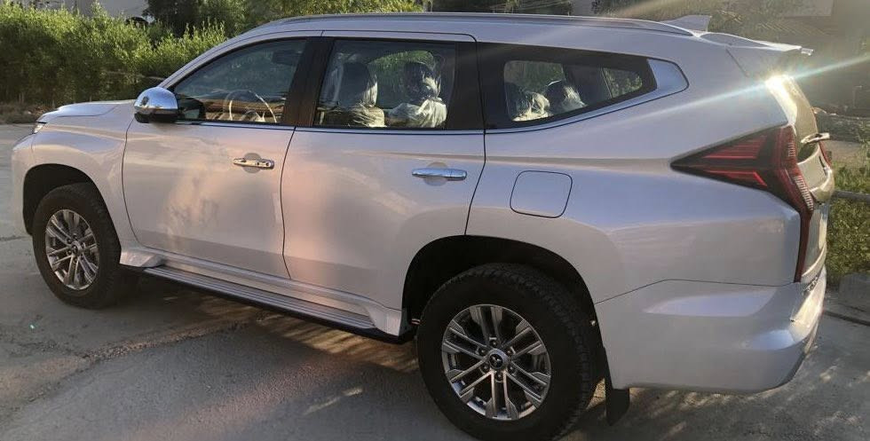 � للبيع  Mitsubishi Montero بحالة نظيفة جداً ومواصفات كاملة 🚗 موديل 2020
ماشية 11,750 km رقم اربيل 
✨ بحالة ممتازة ومعتنى بها بشكل جيد وصيانة دورية 

ملاحضة :السيارة مكفولة عدا بارد في سقف القمارة رصعة بسبب حجر 🧱 

السيارة للبيع وليس للمراوس

📌 المواصفات الكاملة:

* دفع رباعي 4x4 (2H / 4H / 4L)
* مكينة قوية بحالة ممتازة
* قير أوتوماتيك ناعم
* مكيف هواء ثلاثي الصفوف (أمامي + وسط + خلفي) تبريد قوي جداً
* فتحة سقف
* حساسات خلفية
* كاميرا خلفية
* نظام ABS
* مانع انزلاق (Traction Control)
* وسائد هوائية
* مثبت سرعة (Cruise Control)
* نظام Auto Hold
* نظام نزول المنحدرات (Hill Descent Control)
* إنارة عند الاستدارة (Cornering Lights)
* شاشة داخلية ونظام صوت جيد
* تحكم بالمقود (ستيرنغ كنترول)
* جنوط ويل كب
* كفرات بحالة جيدة
* إضاءة أمامية قوية
* داخلية نظيفة جداً ومريحة
* 7 مقاعد (ثلاث صفوف)
*كرسي 💺 السائق كهربائي ⚡️ 

⸻

📍 الموقع: ديالى

📞 للاستفسار: ***********
