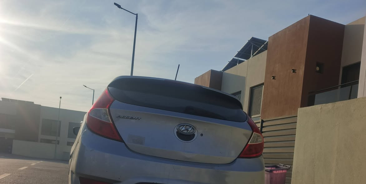 بغداد مثل مموضحه بصور
سياره بيها عته بين نمره ثانيه وثالثه 
77 
***********
