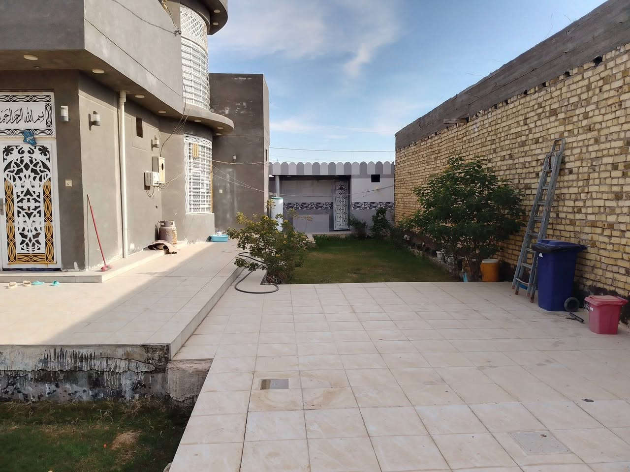 السلام عليكم يوجد بيت للبيع المكان الصياحيه قرب الامام سليمان مساحه البيت 430 البناء 130 توجد كامل خدمات يبعد عن الامام 100 مترالبيت طابو زراعي سند 25 باسمي تحويل مباشر***********/.  ***********
