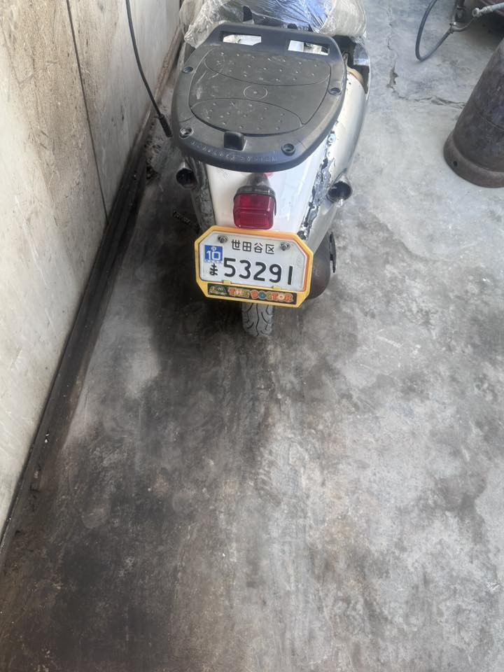 سلام عيكم دراجه عبد الحليم للبيع مكينه شلعه ومعدل شرط اذا ما اشك التبليط موجوعه سلف هندر اشاير هورن لايت بك لايت كهربائيات كلها شغال الدراجه بيها ويل كب خلفي  سعر ١٧٠ وبيها مجال بسيط بغداد السيديه تقاطع درويش ***********
