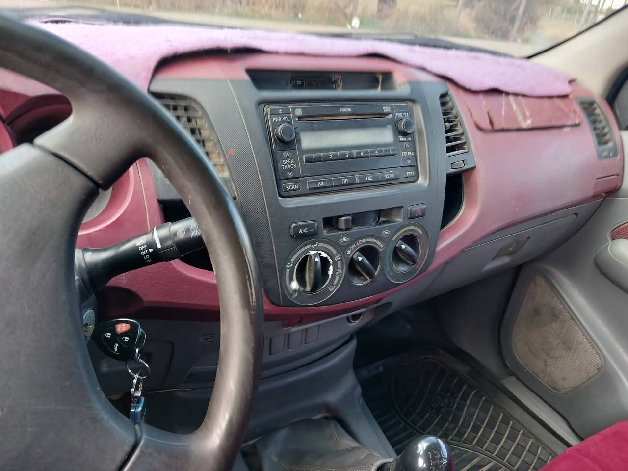 تيوتا هايلوكس ٢٠٠٦ سعودي كير عادي بيها الغماره والبنيد مصبوغ اثر ضربه والباقي جديد مكينه كهربائيات صدر وتخم تاير الحمدلله.....***********
