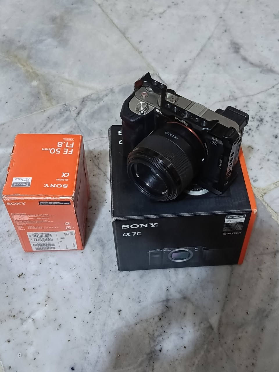 للبيع: بكج تصوير كامل ومستعد للعمل فوراً (Sony a7C + العدسة والسيت اب بالكامل) 📸🔥
لعشاق صناعة المحتوى، الفلوغات، والتصوير الاحترافي! متوفر الآن كاميرا Sony a7C (النسخة الفضية/السيلفر المميزة) بحالة ممتازة وجاهزة للاستخدام المباشر مع كامل ملحقاتها الأساسية
جسم الكاميرا (Body): Sony a7C Full-Frame (تجمع بين الأداء الخارق والحجم المدمج المثالي للسفر وصناع المحتوى) مع الكرتون الأصلي

العدسة (Lens): عدسة البورتريه والعزل الشهيرة Sony FE 50mm F1.8 لصور حادة وعزل خلفية سينمائي، مع كرتونها الأصلي بالكامل

إضافة احترافية مجانية: قفص حماية احترافي SmallRig Cage مخصص للكاميرا لحمايتها وتسهيل تركيب المايكروفونات والإضاءة ومعدات الفلوق والـ Rig الاحترافي

​✨ حالة المعدات:
المعدات نظيفة جداً، الشغل والاستخدام نظيف، والكراتين الرسمية متوفرة بالكامل لكافة القطع.

للتواصل والاستفسار عن السعر النهائي
***********
