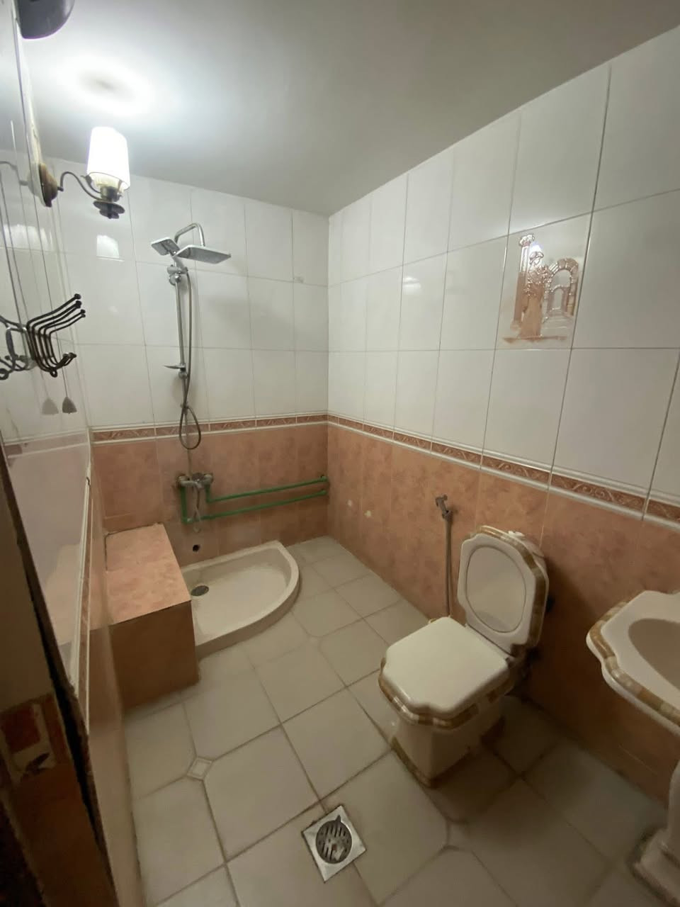 🏡 بيت مساحة 150م مجهز بسبالت وكاونتر للايجار
(عائلة او شركة)

📍المنصور/ حي العربي / قرب شارع ابو جعفر المنصور

🔸مجهز بكاونتر وسبالت

🔹يحتوي : كراج و أستقبال بمدخل مستقل ومطبخ بمدخل مستقل وصالة و4 غرف نوم وصحيات عدد 2 وبيتونه وسطح

تصويرة متوفر واتساب

للأستفسار واتساب او الاتصال ***********
