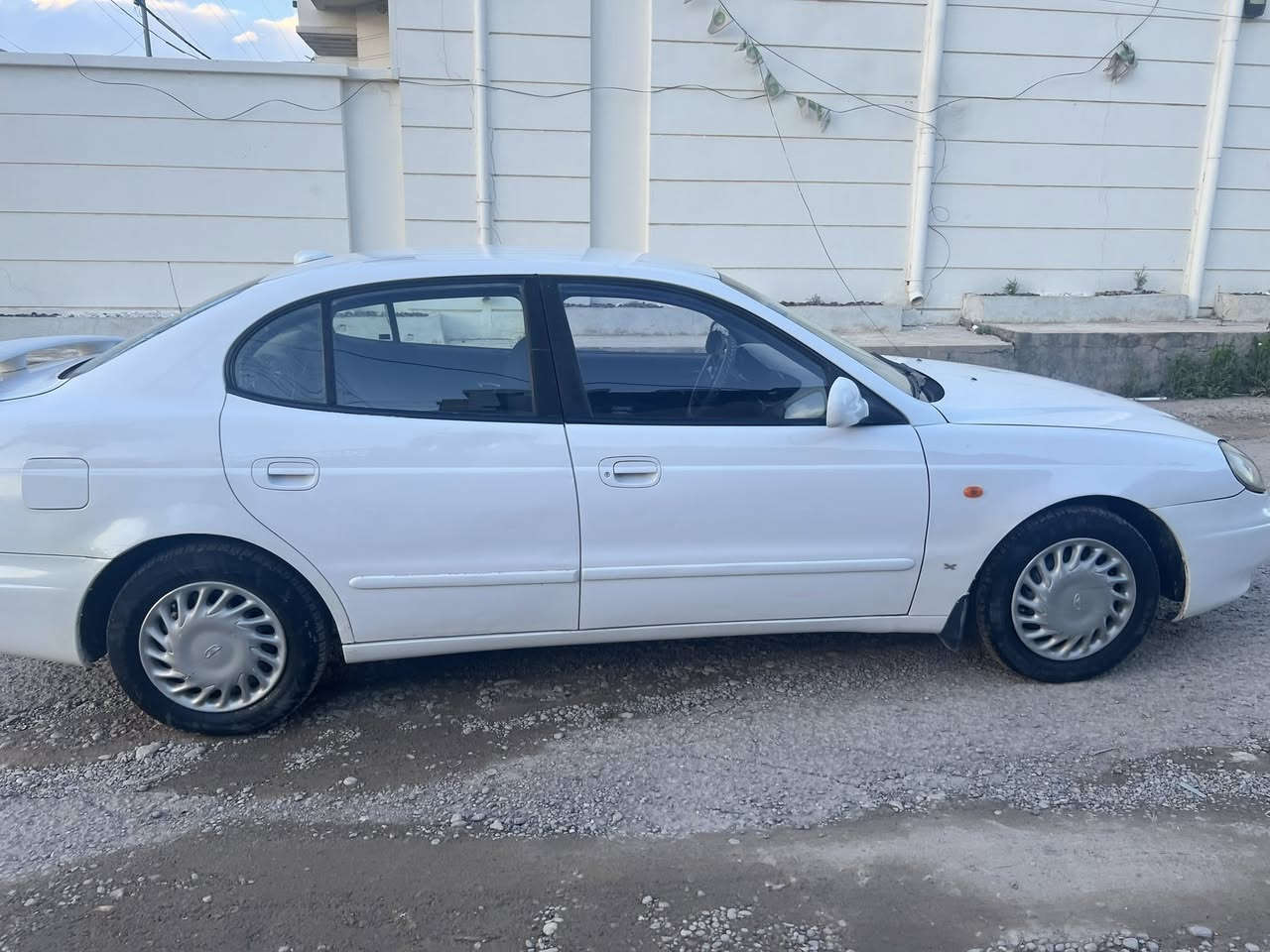 السلام عليكم 
للبيع دايو لكنزه موديل 2002 بيه صبغ 3 قطع 
شرط بدوان دواخل 
مكينه ابو الكف كير عادي جام اوتو 
صدر امامي +صدر خلفي + تخم تاير  
السياره حلوه وجاهزه مابي اي نقص 
رقم صلاح الدين الدولي سنويه جيديده هزه جديده 
السعر 41 وبيه مجال للشراي 
الاستفسار ***********
