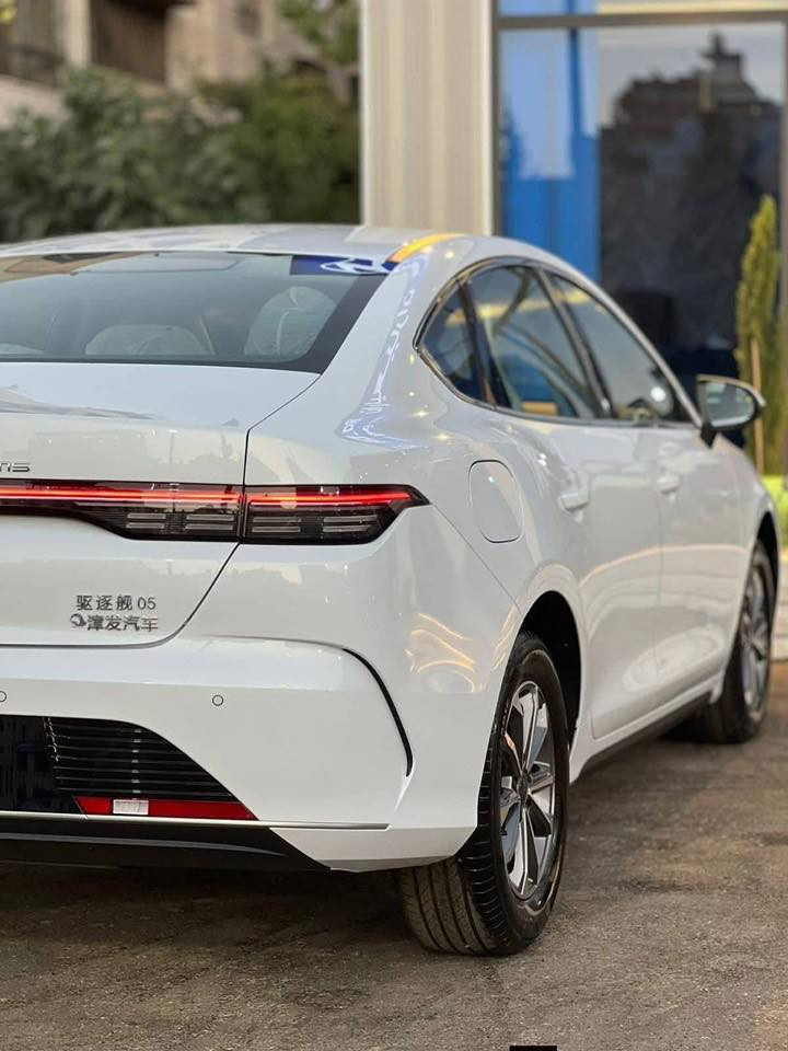 بي واي دي دستروير
باللون الابيض 

كل الملحقات كامله 

كشن رياضي  . شاشه كبيره . كاميرا . ويل 18 بلاك  تبريد قطعتين 

. داخل رياضي باللون الابيض .. حساسات .. لايت LED 

***********
