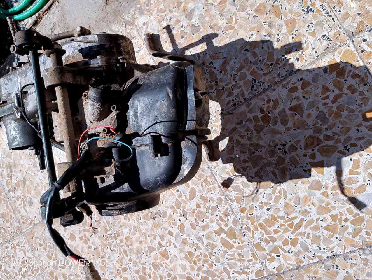 سلام عليكم 
مكينه مال دراجه ستين بطه
مكينه شغاله بيه كلجات وقايش نضاف 
تريد وياه تاير او بدون تاير 
سعر التاير ١٥ هوه والويل جدد
مكاني كاضميه 
***********
سعر المكينه ٧٠ وبيه مجال للطيبين
