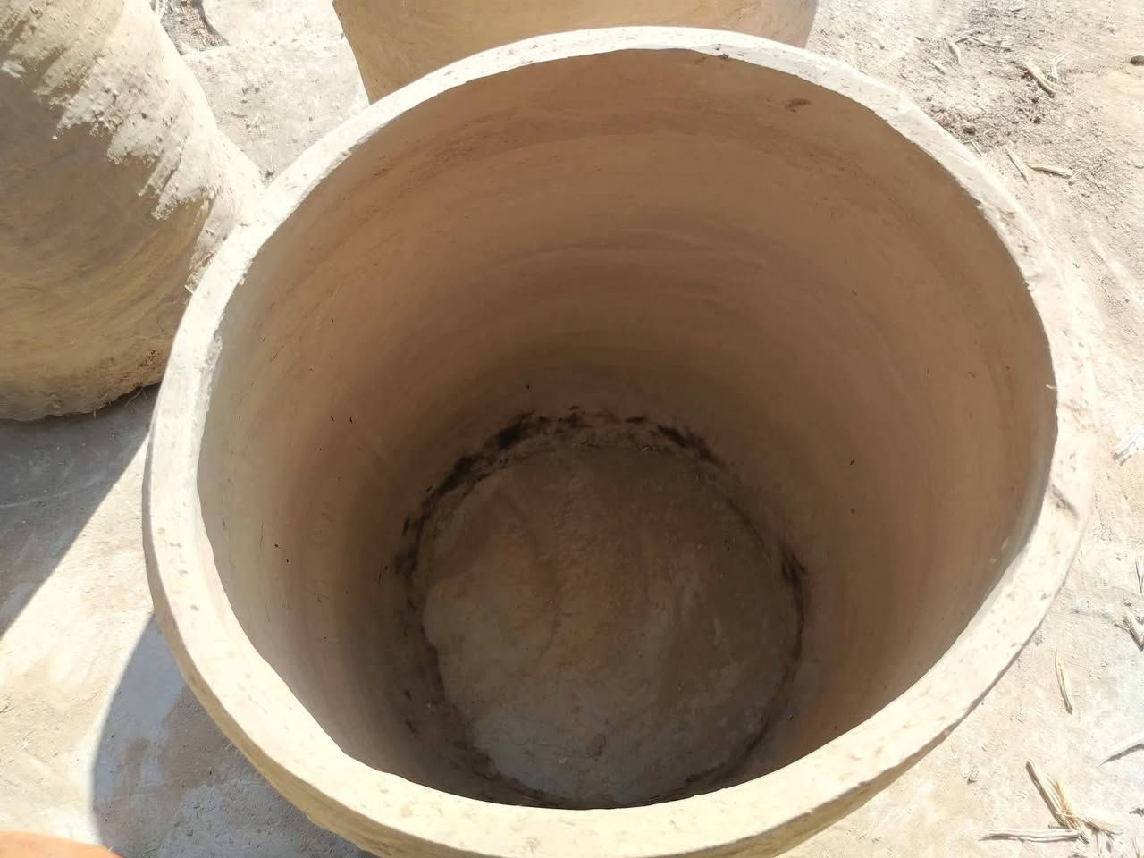 يوجد تنانير طين طين حري يوجد خدمة توصيل لحد باب بيتك اللي يحب يتصل واني بالخدمه رقم  الهاتف يوجد واتساب ***********
