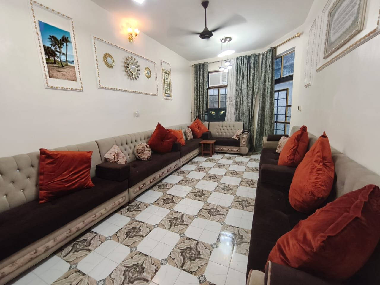 دار للبيع مساحه 150 متر طابو ملك صرف 
 عرض الشارع 20 متر 

تبليط مجاري كامل الخدمات  

بناء مرتب ونضيف طابقين 

يحتوي على 

4 غرف نوم 

2 جوه 

2فوك 

واستقبال وصاله ومطبخ 

وصحيات داخليه وخارجيه مع صحيات طابق ثاني  

وترك خلف الدار 

وحديقه. خارجيه

الموقع بغداد الانتصار مقابيل مستشفى حماد شهاب 
طريق الشعب الحسينية 

معلومات اكثر 📞📞
***********
