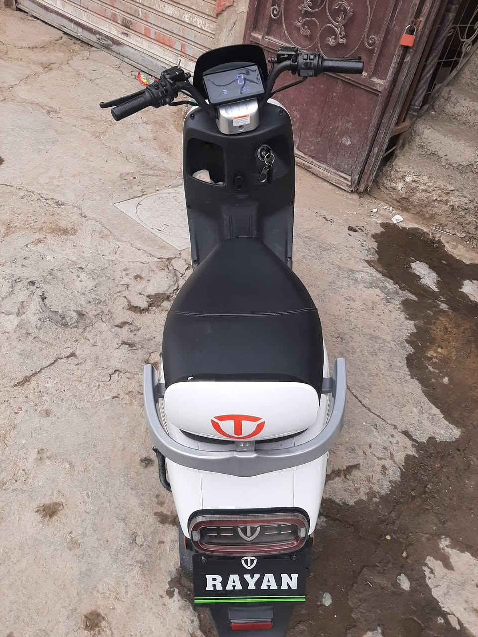 سلام عليكم دراجة شحن يتسلا جديدة مديل 2025 نضيفة جدا لايت عالي ناصي بريك خلفي أمامي مرايات موجودات لون اسود سعر مليون وربع بي مجال بصيط مكان بغداد العبيدي رقم الهاتف ***********
