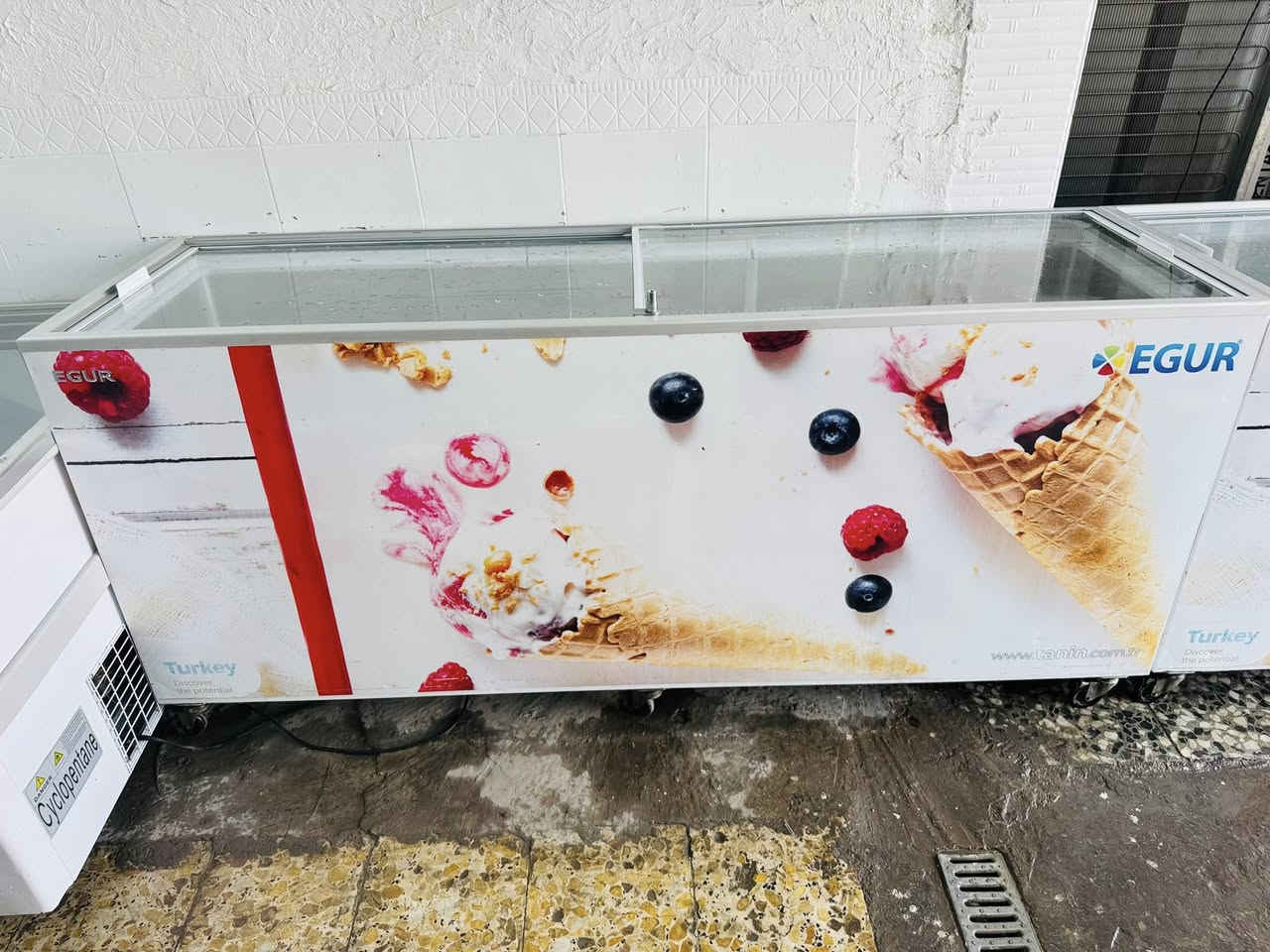 مجمدات طرحيه للبيع تركي الآصلي 🇹🇷استعمال قليل كلش نضافه 💯 حجم ٢٢قدم قياس مترتين و١٠ الشراي يتصل *********** مكاني بغداد
