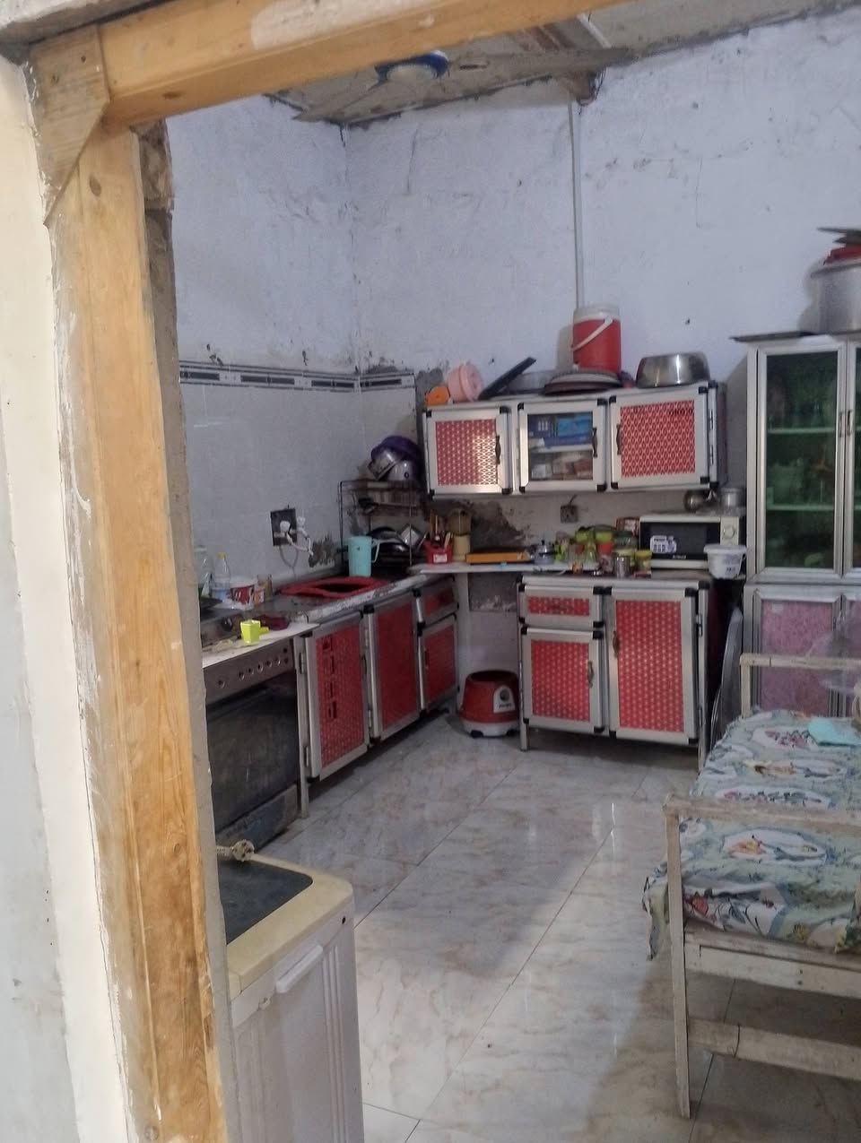 بيت للبيع مساحه 100متر طابو زراعي عراقي يتكون من غرفتين منام مطبخ دوانيه صحيات البيت سكف سندويج العنوان ابو الخصيب طريق الوصطي قرب شارع الطرزاويه سعر 32مليون وبي مجال ***********
