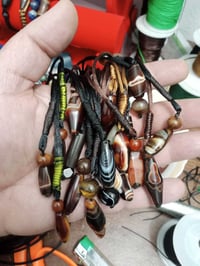 قلائد جزع طبيعي گصب سعر القطعة الواحدة ٧ ألاف دينار واذا كلهن السعر حل...