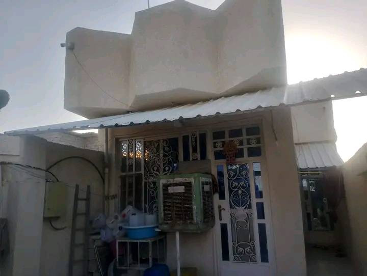 السلام عليكم من رخصة الادمن المحترم /
بيت للبيع مكان جسر ديالى الجديد منطقه الكرغوليه قرب مدرسه المسار/واجهة البيت 5/والنزال 23 /يحتوي على طرمه كبيره  استقبال صاله ومطبخ  وغرفه نوم ومنور صغير وحمام هوه تواليت داخلي وصاحيات خارجيه وغرفه نوم فوك وبيتونه وصطح/البيت طابو زراعي سند 25 إقرار محكمه 
سعر55 بي مجال او مراوس للاستفسار الاتصال عله الرقم /***********
