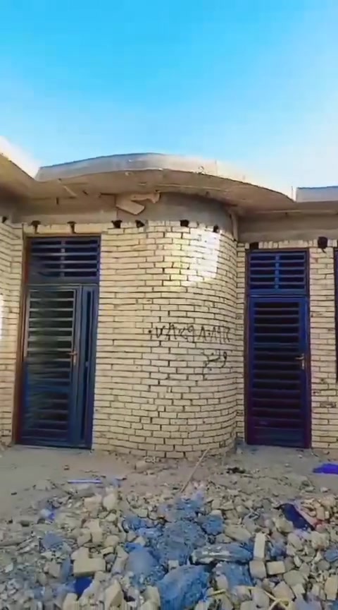 السلام عليكم متاح بيت هيكل بعده مساحه 330زراعي مكانه بالسبل الثانيه مكانه ع الشارع كلش لتبليط بالباب غرفتين وصاله حمامات داخلي وخارجي استقبال مطبخ ومناور سعره 50وبي مجال بسيط***********
