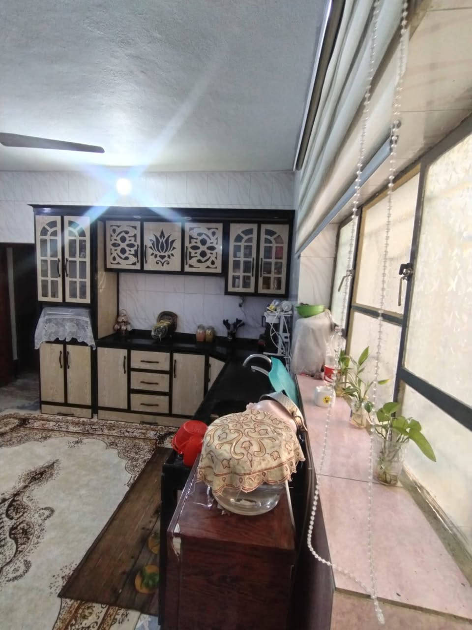 دار سكنية للبيع طابو صرف( حي المخابرات ) مساحته 243 متر مربع  . 3 غرف نوم غرفين جوه و 1 فوگ مع بيتونه . وديوانية و صاله و مطبخ وصحيات خارجية وداخلية . وحديقة مع اثاث سبالت ومطبخ ومواد مختلفه . الراغبين بالشراء الاتصال بمكتب سعيد الدوسري للعقار . هيت شارع المعارض مقابل مسجد بيت الحمد . ***********
