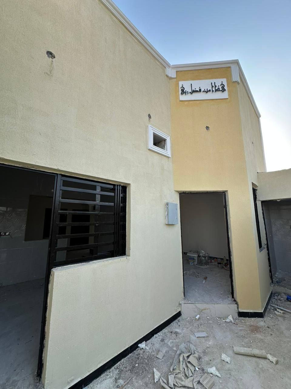 بيتين للبيع مساحه كل بيت 100 متر السعر 52 مليون وبيه مجال قليل تفاصيل البيت الواحد يحتوي على غرفتين وصاله ودوانيه ومطبخ وحمام وصحيات داخليه وخارجيه ومناور وطارمه البيبان تفصال  العنوان البصره الجزيره الثانيه الفيروزيه شارع 17 علما جنس العقار طابو ملك صرف زراعي ابسم عراقي للاستفسار تواصلو معنا عبر الواتساب ***********
