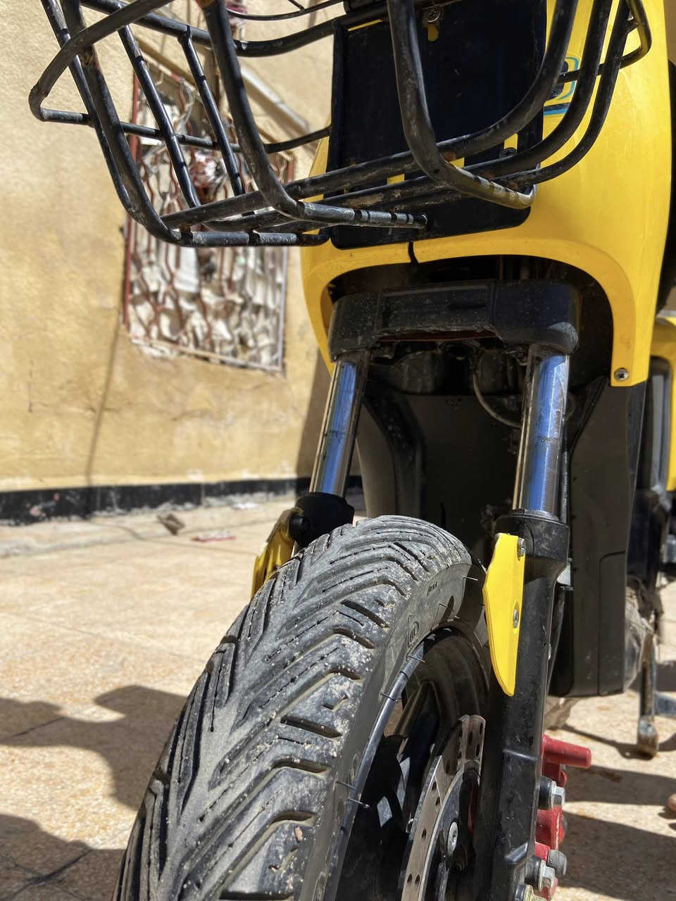 سلام عليكم دراجه شحن للبيع R9 موديل 2025 بطاريات 5 
اشاير لايت زنون من كلشي تشتغل ومابيه اي عطل ** الدراجه البريك الخلفي مكسور ولمدكر الامامي هم مكسور واكو صوره خليت عليه علامه ماعليه شي حاط كارتون وله هيه ماعليه شي  
المكان البصرة السعر 375 وبيه مجال للشراي الرقم/ ***********
