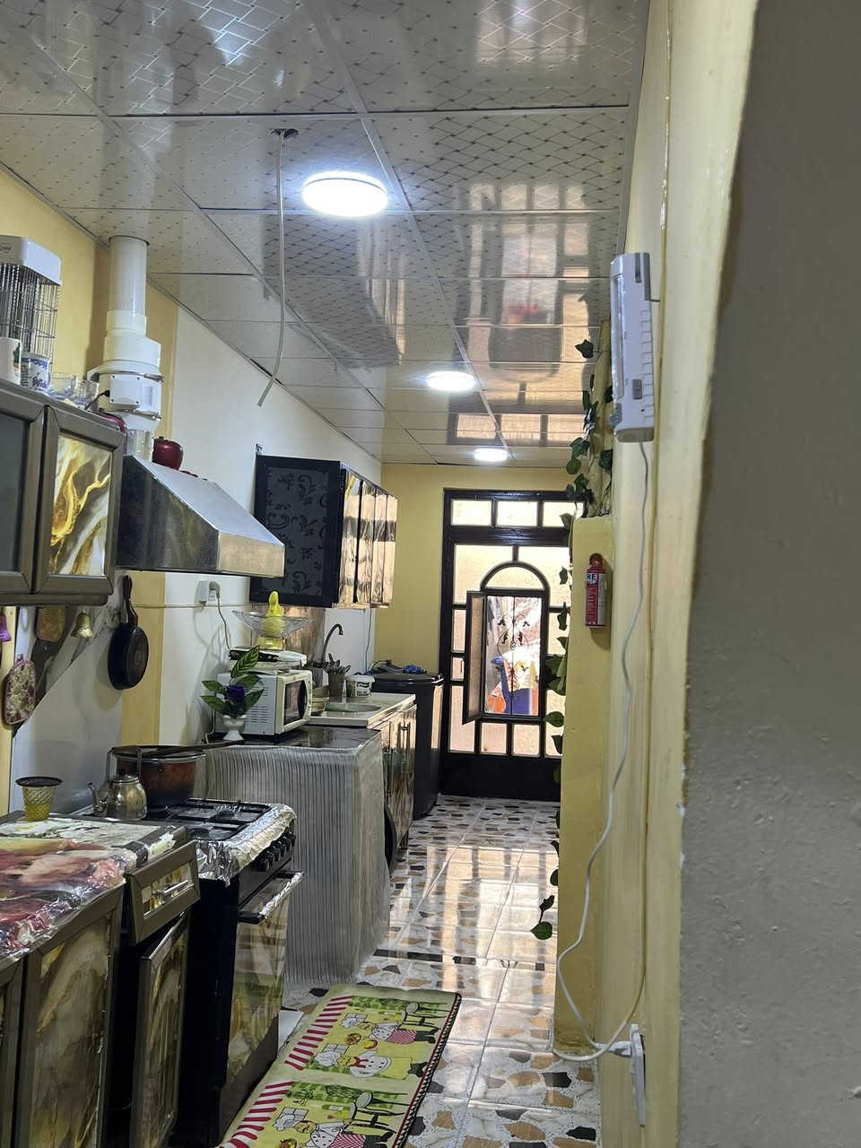 السلام عليكم بيت لبيع بغداد الجديده قرب جامع عرفات 
مساحه البيت 153 متر الواجهه 6 وربع والنزل 25 
يحتوي البيت على 5 غرف نوم  ومطابخ 3 وصحيات 2 
الاستفسار *********** واتساب موجود
