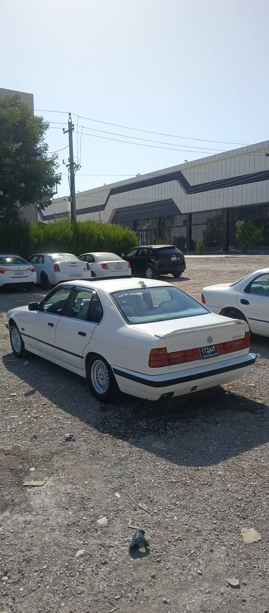Bmw525 موديل 92ئارمي پلاستيك سليماني مه كينه كه پس گيرتو ما تيك چوار جام كا ره با 6كه له ئاوينه گوي به رخ ويلو تايه ي مشه به ك لوك بيمه سروفه بيته قه و ره قه يه  سعري  ژ.م*********** 32مه عمه له كالار, السليمانية
