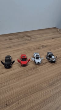 ✨ هيكل معدني متين مع تصميم أنيق  🔊 صوت محرك واقعي يزيد متعة اللعب  💡 إ...