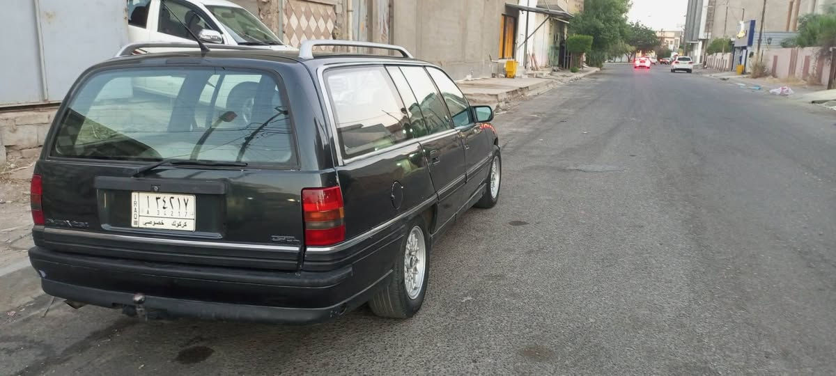 للبيع اوبل اوميكا موديل 92 محرك بي بخار كير شرط كهربائي كلها شغاله سياره نضيف شرط تحويل بي دفتر بابزين سعره 27بي مجال     ***********
