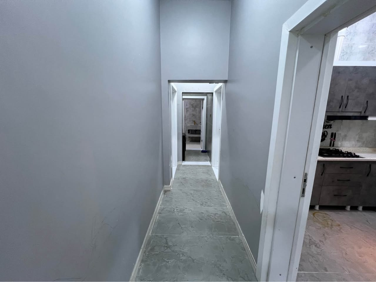 السلام عليكم شقه شبه موثثه للايجار تحتوي علي 
2غرفه نوم 
صاله 
مطبخ 
حمام 
تحتوي ع سبالت عدد 3 
ومطبخ كامل 
ثلاجه 
غساله ملابس 
تخم قنفات 
مجمده 
الشقه اخت الجديده 
السعر 750 
العنوان حي الرضا مجاور جامعه المعقل 
*********** البصرة, العراق
